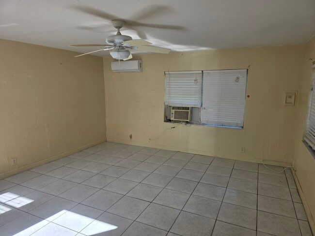 Building Photo - 1543 NW 10th Pl