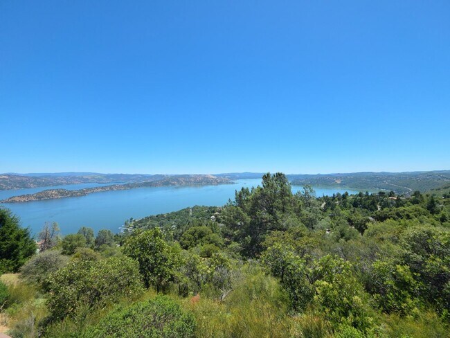 Building Photo - Stunning Lake Views in Riviera West
