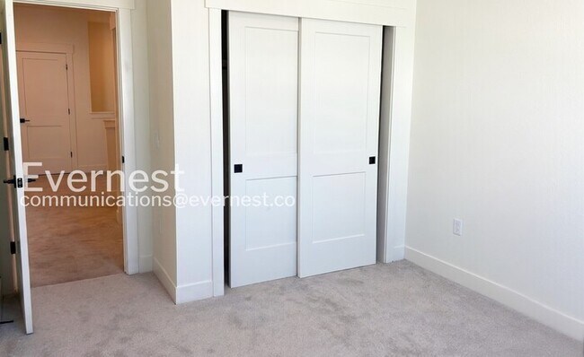 Building Photo - 3 Bed/2.5 Bath Town Home with Garage / Available Now!