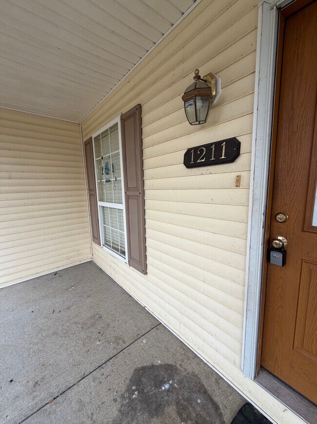 Building Photo - 1211 Redbud St