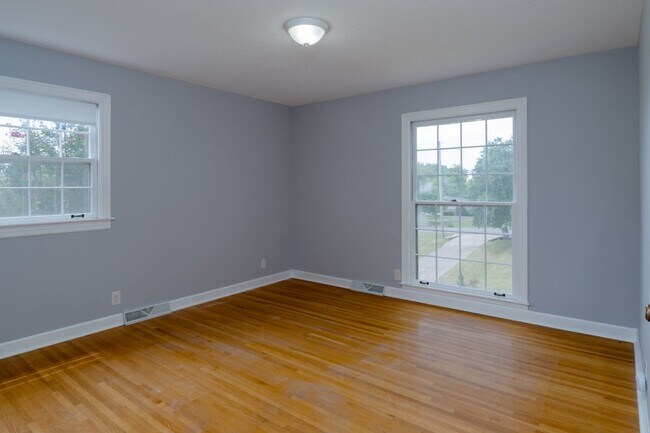 Building Photo - Single Family Home on almost an acre, 4 be...