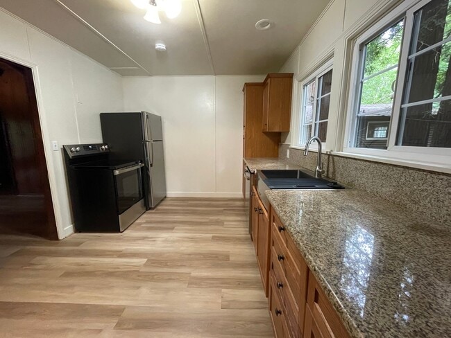 Building Photo - 1045 Sq. Ft. Private Two Bedroom One Bath ...