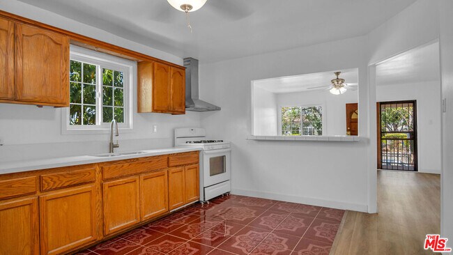 Building Photo - 472 N Ezra St