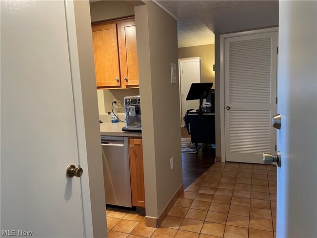Building Photo - 22071 River Oaks Dr