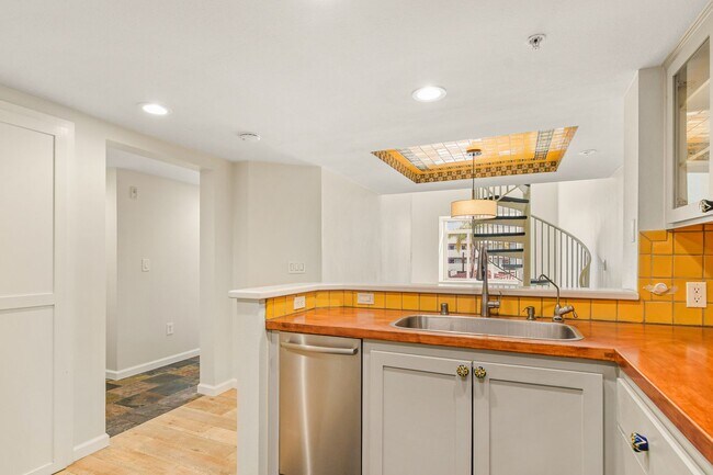 Building Photo - Penthouse 1BR + Loft w/ Bonus Room | 2 Baths | Laundry | 2 Parking | Walk to Balboa Park