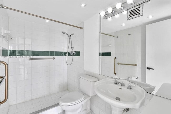 Building Photo - 9800 W Bay Harbor Dr