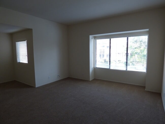 Building Photo - Bright, spacious townhouse located in UTC area, convenient to shopping and public transportation.