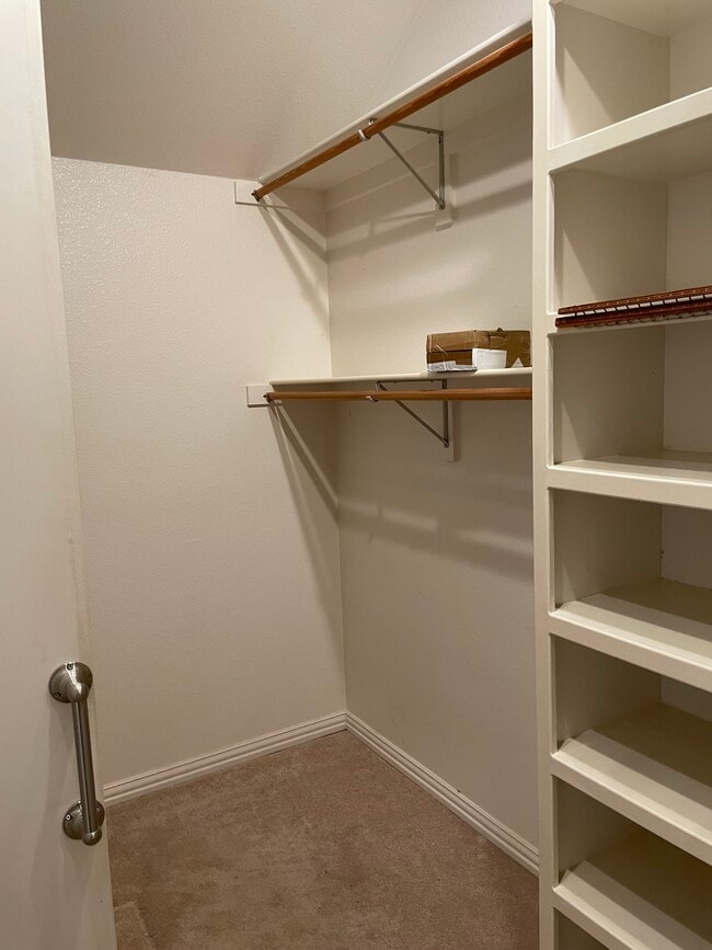 Building Photo - 3014 S Manor Ct
