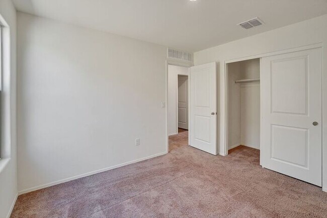 Building Photo - 4051 E Braddock Dr