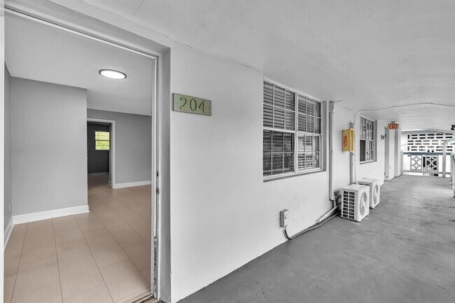 Building Photo - 626 SW 14th Ave