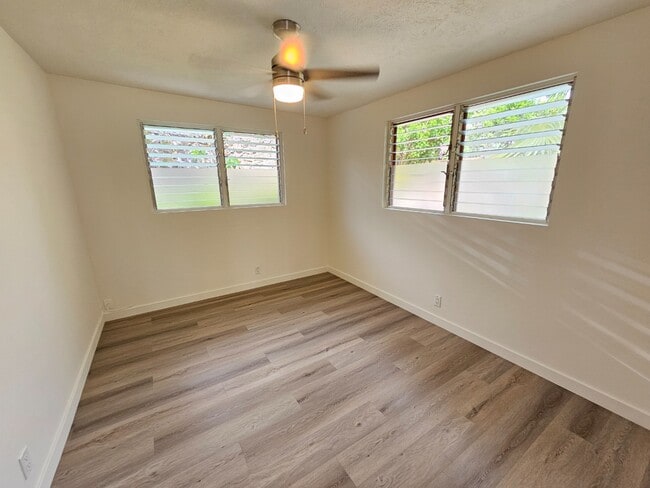 Building Photo - 2 bedroom, 1 bathroom with one driveway pa...