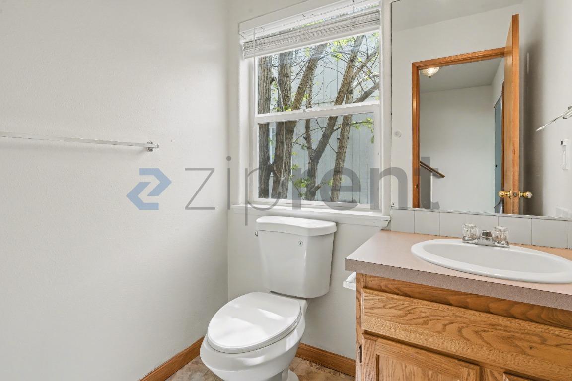 Building Photo - 1530 NE 68th Ave