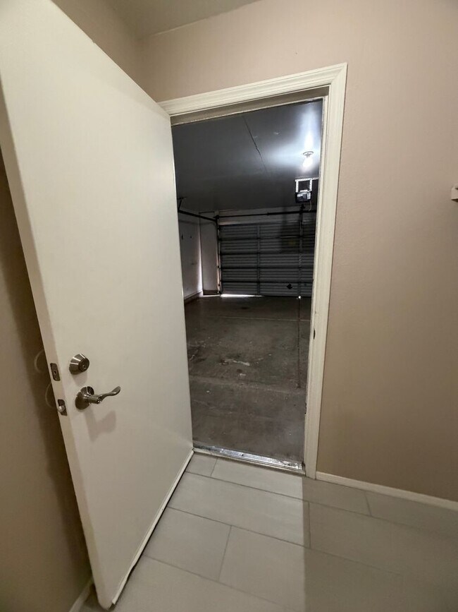 Building Photo - Newly Remodeled Glendale Home