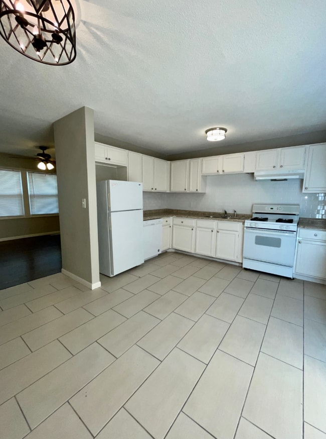 Building Photo - Charming 3-Bedroom Home with Spacious Fenced Backyard!