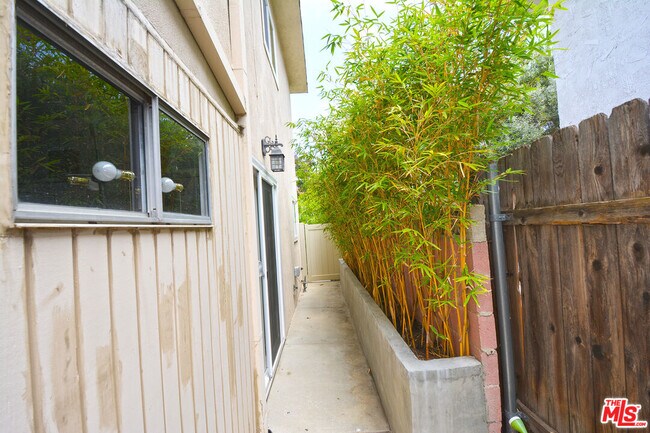 Building Photo - 10854 Morrison St