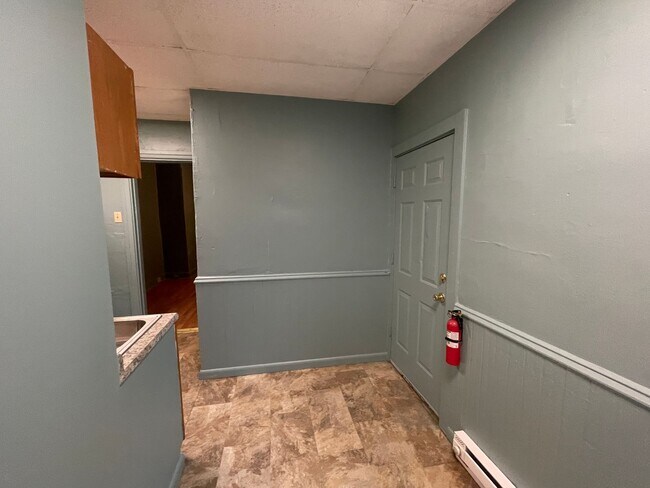 Building Photo - Available NOW! 1st Floor  2 Bed 1 Bath Apa...