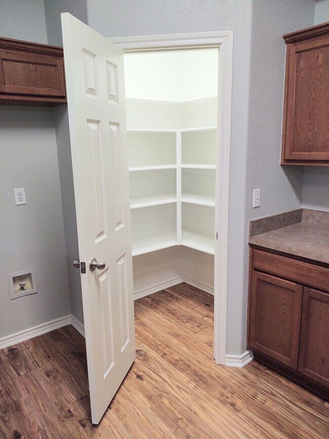 Building Photo - 4 Bed / 2 Bath House in secluded neighborhood with a park and walking trail