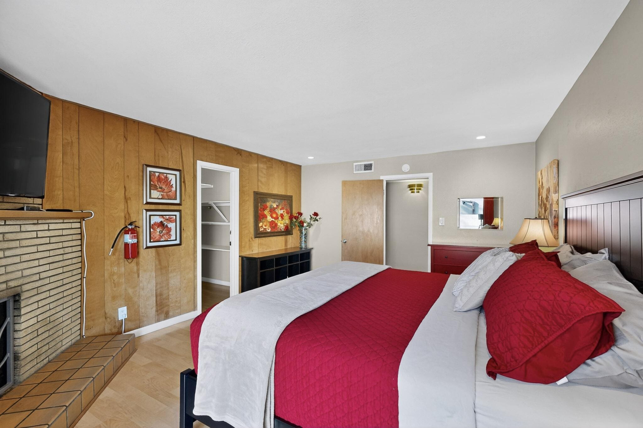 front bedroom with king bed, walk-in-closet, smartTV, access to back yard - 4715 Marquette Ave NE