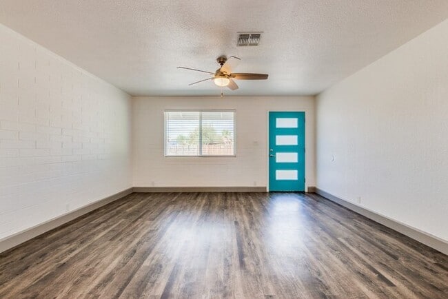 Building Photo - 1637 W Cinnabar Ave