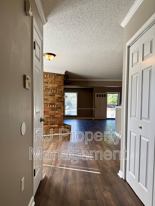 Building Photo - 5996 Parktree Cove