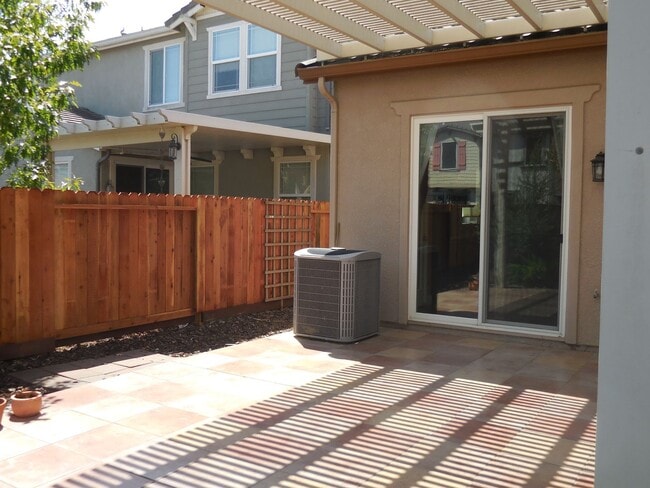 Building Photo - Spacious Single Story Home in Springlake!