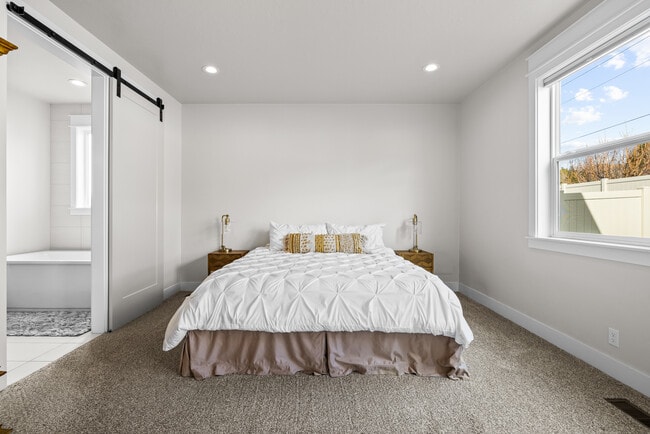 Building Photo - 3340 W Lassen Dr