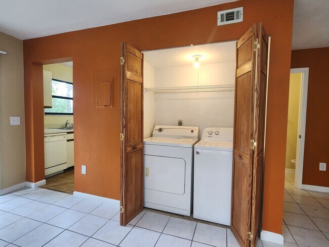 Building Photo - FOR RENT 2 bed 2.5 bath townhome