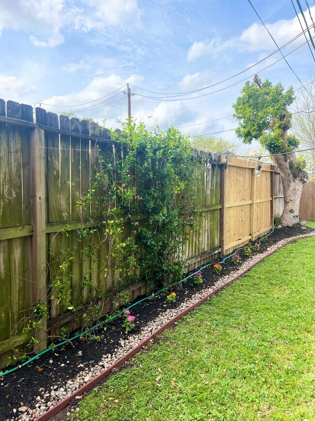 Building Photo - 867 Carlingford Ln