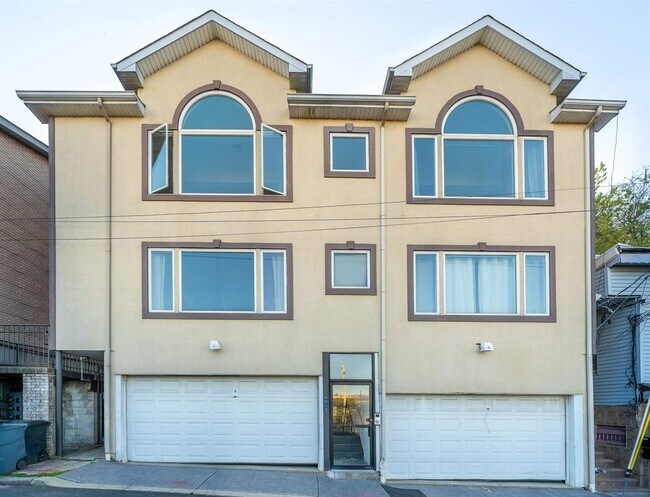 Building Photo - 8911 Riverside Pl