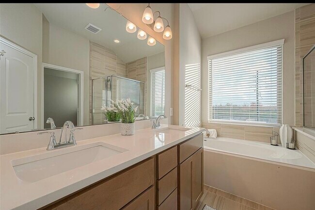 Building Photo - 8700 Laurel Crest Dr