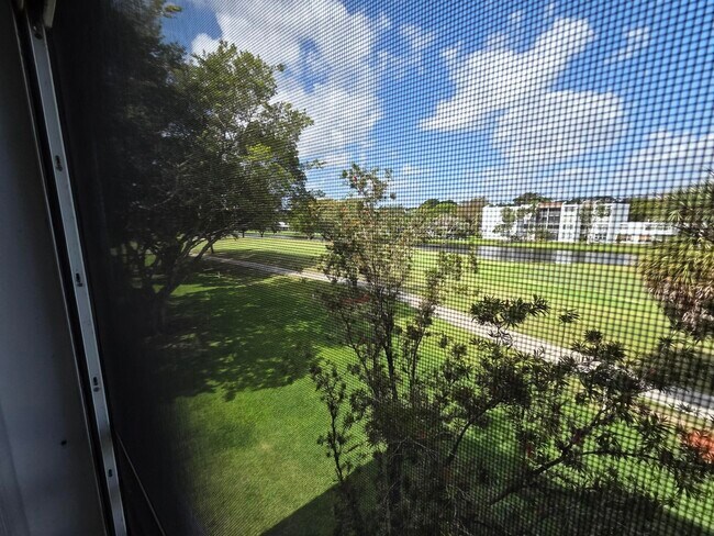 Building Photo - 1831 Sabal Palm Dr