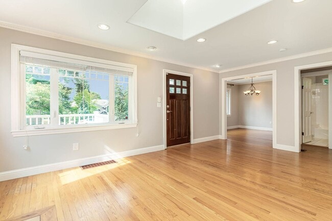Building Photo - 3Bd/1.75Ba Kirkland Home