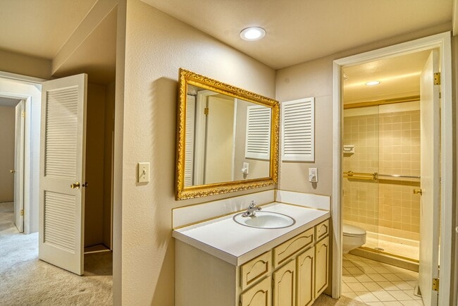 Building Photo - Mercer Island Home