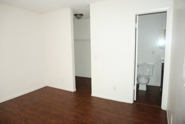 Building Photo - 818 E Alvarado St
