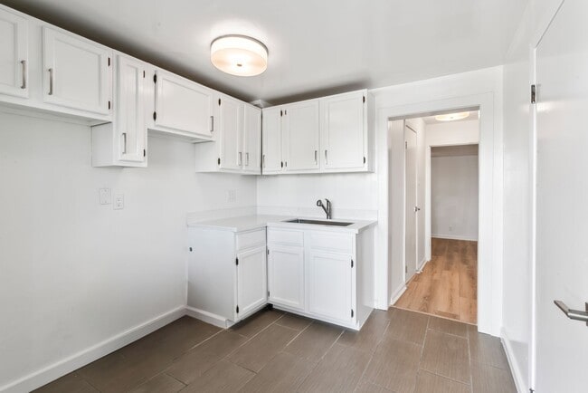 Building Photo - Remodeled 4Bd/2.5Ba Single-Family Home in ...
