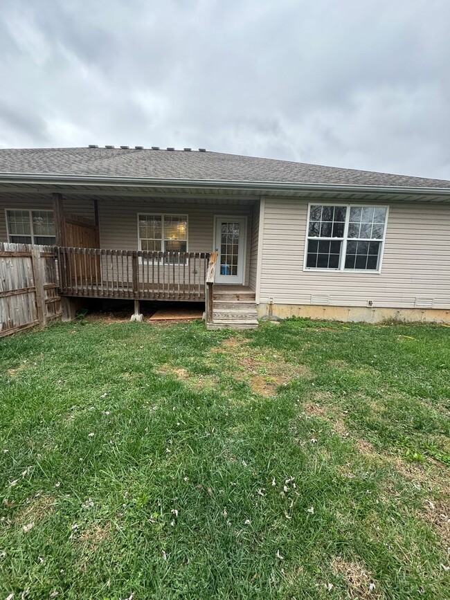 Building Photo - 3 bedroom/2 bath/2 car garage