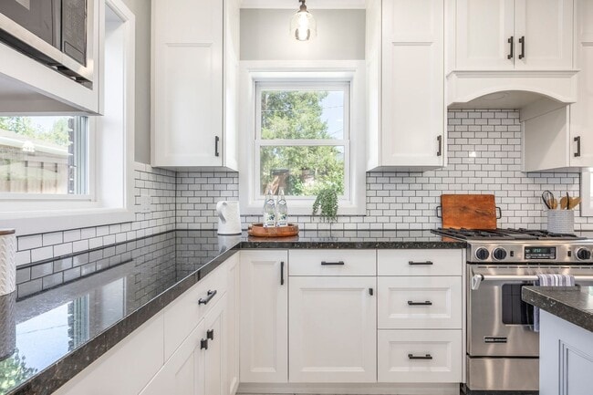 Building Photo - Elegant Sugar House Living: Finished Basement and Prime Location