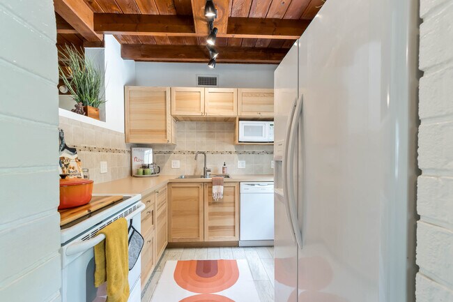 Building Photo - 129 S Hammock Rd