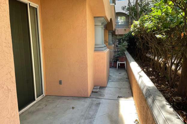 Building Photo - 640 Camino De La Reina