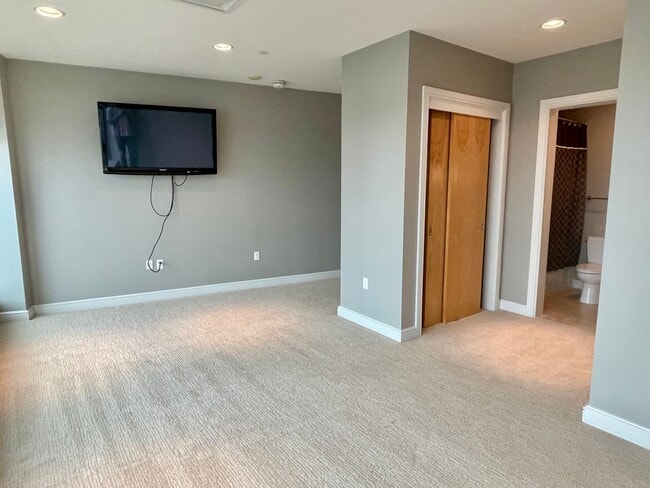 Building Photo - Luxury 2 Bed 2.5 Bath Condo in Central OKC