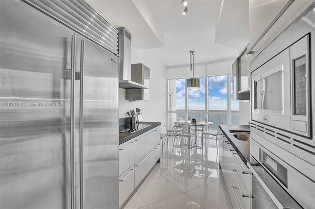 Building Photo - 18201 Collins Ave