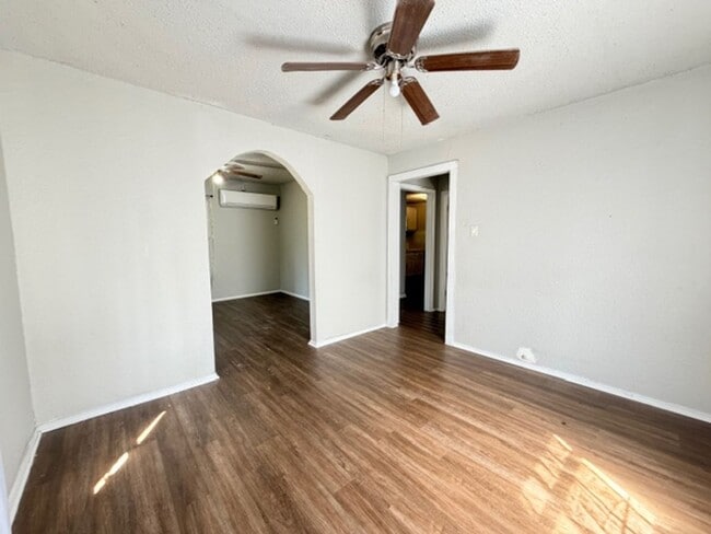 Building Photo - 321 Huntington St