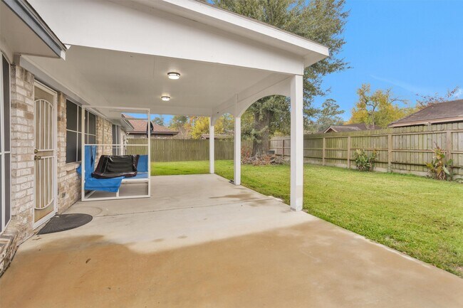 Building Photo - 16327 Green Shade Dr