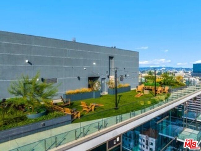 Building Photo - 3545 Wilshire Blvd