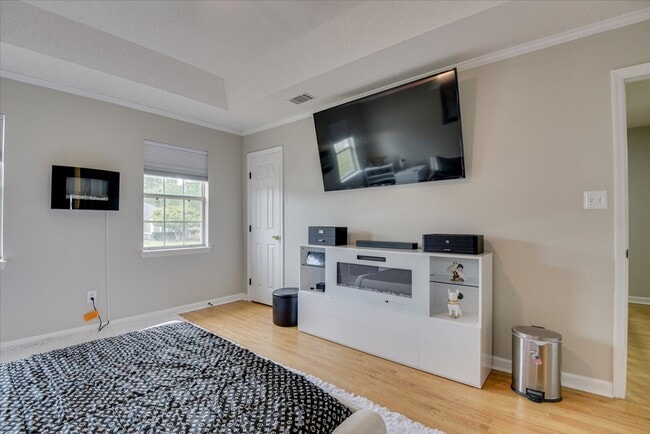 Building Photo - 4 bedroom 2.5 bath home on the water with ...