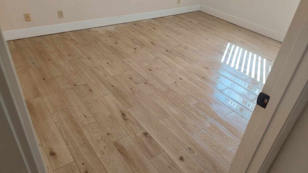 Building Photo - 357 Lakeview Dr