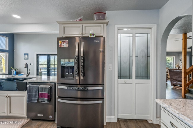 Building Photo - 1207 N Arrowhead Dr
