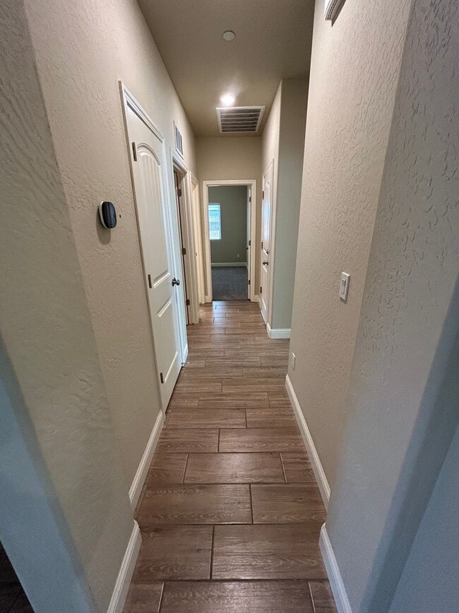 Building Photo - Beautiful 4 Bedroom 2 Bathroom Home in SE Visalia with Solar and Yard Care!