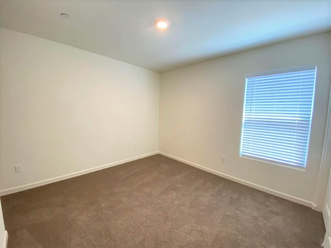 Building Photo - 1334 Ridge Dr