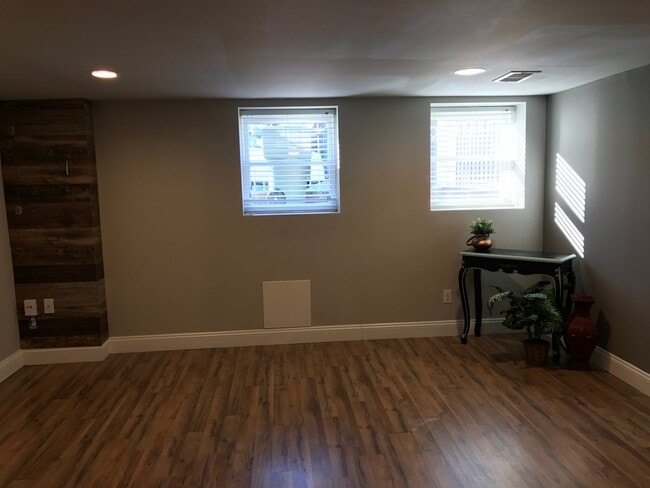 Building Photo - Large Renovated Home on the Hill with Garage!!